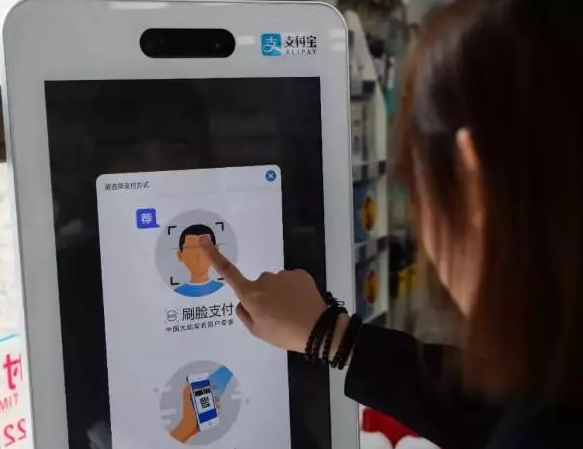 首個能靠臉吃飯的機(jī)場來了！鄭州機(jī)場率先實現(xiàn)支付寶刷臉支付